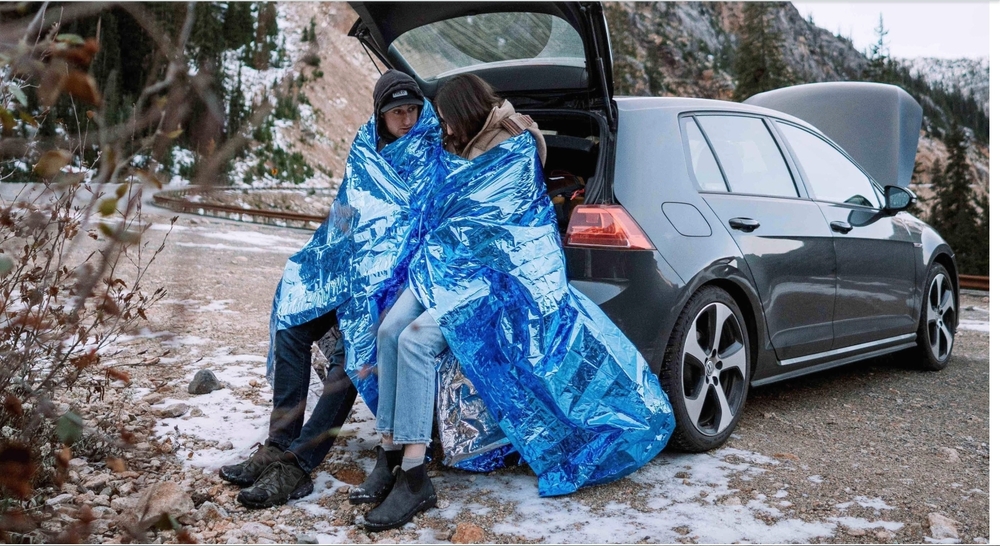 Oceas XL Mylar Emergency Survival Blankets 4 Pack Camping Hiking Disaster NIP - Picture 1 of 7